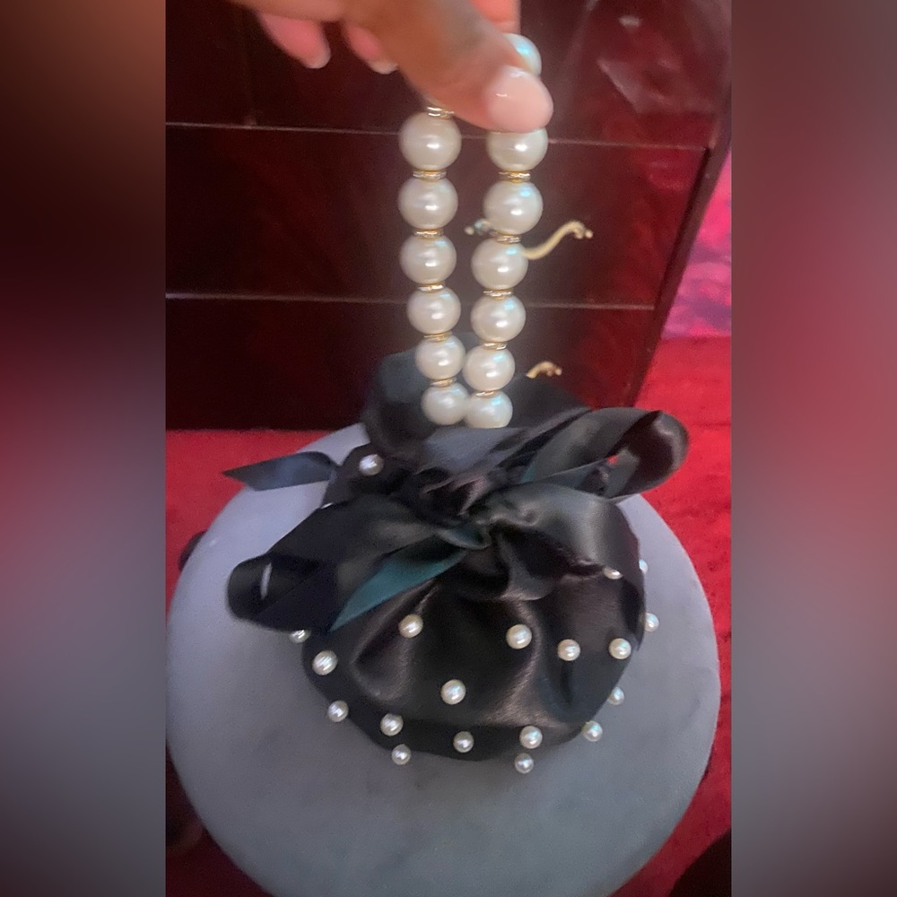 Small wrist bag with pearls!!
